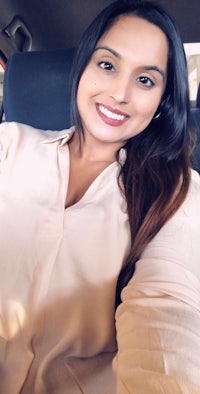 a woman sitting in the back seat of a car